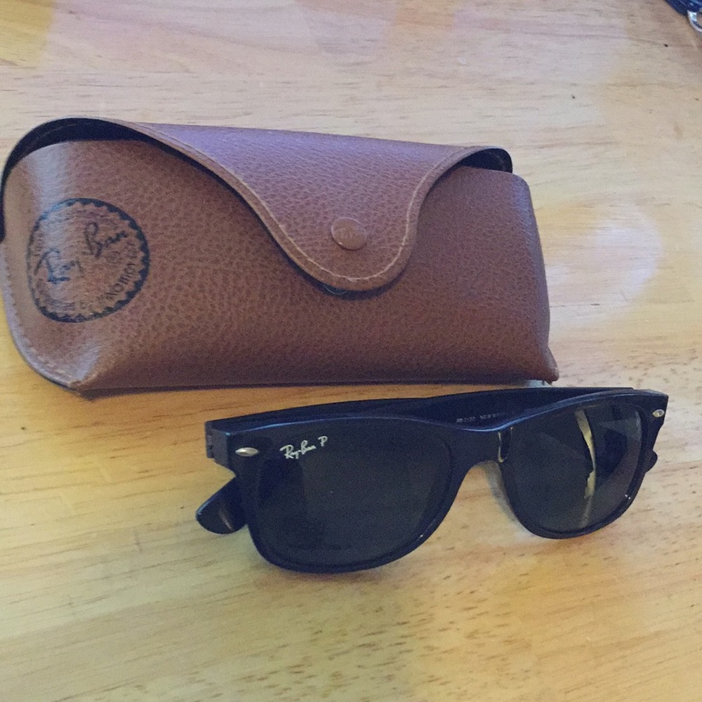 RAY-BAN Black wayfarer sunglasses! With case